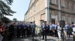 Wicepremier, minister kultury, dziedzictwa narodowego i sportu Piotr Gliński (7L), dyrektor Instytutu Pileckiego Wojciech Kozłowski (C), poseł PiS Jarosław Zieliński (6L) oraz wiceminister edukacji i nauki Dariusz Piontkowski (8L) podczas konferencji prasowej dot. zakupu „Domu Turka” – dawnej siedziby NKWD i UB w Augustowie. Fot. PAP/A. Reszko