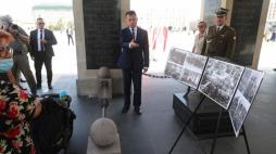 Minister obrony narodowej Mariusz Błaszczak (C) podczas konferencji prasowej na placu Józefa Piłsudskiego w Warszawie przedstawił plan obchodów Święta Wojska Polskiego. 29.07.2021. Fot. PAP/T. Gzell