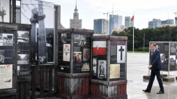 Warszawa, 13.07.2021. Prezes Instytutu Pamięci Narodowej Jarosław Szarek podczas otwarcia wystawy pt. „Poznański Czerwiec 1956. Oblicza buntu i jego pamięć” na placu Piłsudkiego. Fot. PAP/R. Pietruszka