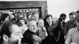 Gdańsk, 15.02.1981 r. Na terenie Stoczni Gdańskiej realizowany jest film " Człowiek z żelaza " w reżyserii Andrzeja Wajdy. Nz. 2 od lewej reżyser Andrzej Wajda i odtwórcy głównych ról Krystyna Janda i Jerzy Radziwiłowicz. Fot. PAP/CAF/J. Uklejewski 