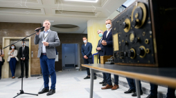 Kierownik Centrum Piotr Bojarski (L) podczas konferencji prasowej w Centrum Szyfrów Enigma powstającym w gmachu Collegium Martineum UAM w Poznaniu. Fot. PAP/J. Kaczmarczyk