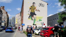 Mural przedstawiający Jana Furtoka w Katowicach. Fot. PAP/A. Grygiel