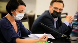 Wiceszefowa MKDNiS Magdalena Gawin podczas posiedzenia Komisji Kultury i Środków Przekazu, rozpatrującej nowelizację ustawy o Instytucie Solidarności i Męstwa imienia Witolda Pileckiego. Źródło: www.facebook.com/SenatRP