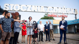 Generalny Konserwator Zabytków, podsekretarz stanu w Ministerstwie Kultury, Dziedzictwa Narodowego i Sportu prof. Magdalena Gawin (C-L) podczas briefingu prasowego przed Bramą Historyczną nr 2 w Gdańsku. 23.07.2021. Fot. PAP/J. Dzban