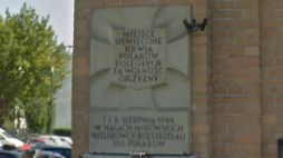 Upamiętnienie ofiar niemieckich zbrodni z sierpnia 1944 r. w Hali Mirowskiej. Źródło: Google Maps – Street View