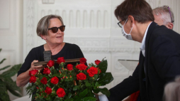 Agnieszka Holland (L) podczas ceremonii otrzymania Nagrody im. Jerzego Turowicza w Pałacu Potockich w Krakowie. Fot. PAP/Ł. Gągulski
