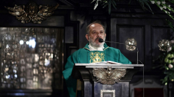 Ks. Tadeusz Isakowicz-Zaleski podczas mszy świętej w Kaplicy NMP na Jasnej Górze w trakcie XXVII Światowego Zjazdu i Pielgrzymki Kresowian w Częstochowie. Fot. PAP/W. Deska