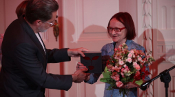 Laureatka Nagrody im. Wisławy Szymborskiej za rok 2020 Genowefa Jakubowska-Fijałkowska (P) i prezes Fundacji Wisławy Szymborskiej Michał Rusinek (L). Fot. PAP/Ł. Gągulski