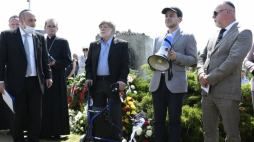 Naczelny Rabin Polski Michael Schudrich (2L), były ambasador Izraela w Polsce Szewach Weiss (C) i przewodniczący Gminy Wyznaniowej Żydowskiej w Warszawie Lesław Piszewski (P) podczas uroczystości przed pomnikiem pomordowanych w Jedwabnem. 11.07.2021. Fot. PAP/M. Zieliński