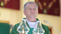 Biskup Józef Guzdek. Fot. PAP/G. Michałowski