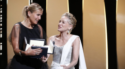 Julia Ducournau odebrała Złotą Palmę z rąk Sharon Stone. Fot. PAP/EPA