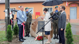 Wiceminister kultury, dziedzictwa narodowego i sportu, generalny konserwator zabytków Magdalena Gawin (3P) i Wojciech Kenigsman (L), członek rodziny Kenigsmanów podczas uroczystości ku czci Antoniego Kenigsmana w ramach programu „Zawołani po imieniu” we wsi Mikołajki. Fot. PAP/A. Reszko