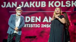 Laureat Złotego Anioła za niepokorność twórczą reżyser i scenarzysta Jan Jakub Kolski (L) i dyrektorka festiwalu Katarzyna Jaworska (P) podczas uroczystej Gali Finałowej XIX Międzynarodowego Festiwalu Filmowego Tofifest w Centrum Kulturalno-Kongresowym Jordanki w Toruniu. Fot. PAP/T. Żmijewski