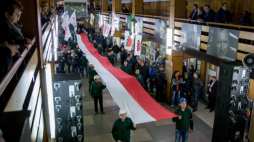 Historyczna rekonstrukcja wydarzeń z 14 grudnia 1981 roku w kopalni Piast w Bieruniu. 2016 r. Fot. PAP/A. Grygiel