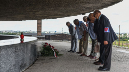 Złożenie kwiatów przy Pomniku-Mauzoleum na terenie Państwowego Muzeum na Majdanku podczas obchodów 77. rocznicy likwidacji KL Lublin. Fot. PAP/W. Jargiło