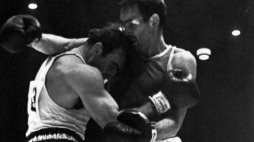Marian Kasprzyk (L) podczas Igrzysk Olimpijskich w Tokio. 1964 r. Fot. PAP/CAF/Archiwum