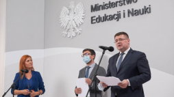 Warszawa, 05.07.2021. Sekretarz Stanu w MEiN Tomasz Rzymkowski (P), dyrektor Centralnej Komisji Egazyminacyjnej Marcin Smolik (C) oraz rzecznik prasowy MEiN Anna Ostrowska (L) podczas konferencji prasowej w siedzibie Ministerstwa Edukacji i Nauki. Temat: Wstępne wyniki egzaminu maturalnego 2021. Fot. PAP/M. Marek