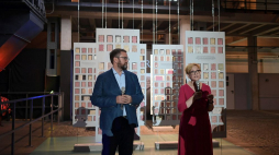 Dyrektor Muzeum Powstania Warszawskiego Jan Ołdakowski (L) i zastępca kierownika Pracowni Historycznej Muzeum Powstania Warszawskiego Katarzyna Utracka (P) podczas konferencji dot. otwarcia wystawy czasowej „Powstańcze legitymacje” w Sali pod Liberatorem. Fot. PAP/M. Obara