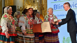 Sekretarz stanu w Ministerstwie Kultury, Dziedzictwa Narodowego i Sportu Jarosław Sellin (P) i nagrodzony Zespół Śpiewaczo-Obrzędowy „Blinowianki” z Blinowa podczas uroczystej gali wręczenia Nagród im. Oskara Kolberga. Fot. PAP/P. Nowak