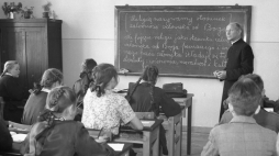Polska 1949. Lekcja religii w szkole. Fot. PAP/CAF