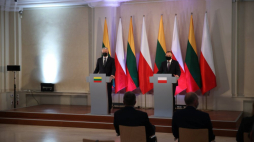 Prezydent RP Andrzej Duda (P) oraz prezydent Republiki Litewskiej Gitanas Nauseda (L) podczas wypowiedzi dla mediów w siedzibie Międzynarodowego Centrum Kultury w Krakowie. Fot. PAP/Ł. Gągulski