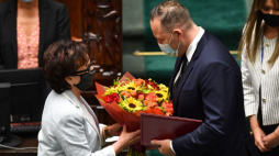 Nowy prezes Instytutu Pamięci Narodowej dr Karol Nawrocki (P) i marszałek Sejmu Elżbieta Witek (L) na sali obrad Sejmu. Warszawa, 23.07.2021. Fot. PAP/R. Pietruszka