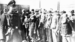 Szef niemieckiej policji kryminalnej w Łodzi Karl Ehrlich wizytujący obóz dla dzieci na ul. Przemysłowej. Fot. Archiwum IPN Oddział w Łodzi