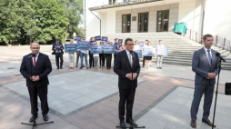 Premier Mateusz Morawiecki (C), wiceminister edukacji i nauki Dariusz Piontkowski (P) oraz dyrektor Teatru Dramatycznego im. Aleksandra Węgierki w Białymstoku Piotr Półtorak (L) podczas konferencji prasowej po zakończeniu wizyty w siedzibie Teatru Dramatycznego w Białymstoku. Fot. PAP/A. Reszko