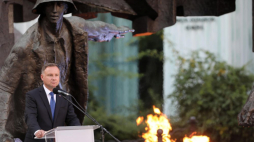 Prezydent RP Andrzej Duda podczas uroczystego Apelu Pamięci przy Pomniku Powstania Warszawskiego na pl. Krasińskich w przeddzień 77. rocznicy wybuchu zrywu. Fot. PAP/W. Olkuśnik