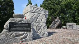 Zbiorowa mogiła na Cmentarzu Powstańców Warszawy na Woli. Fot. PAP/R. Guz
