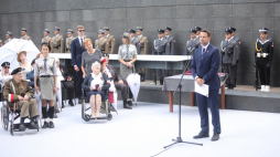 Prezydent Warszawy Rafał Trzaskowski (C-P) podczas spotkania z bohaterami Powstania Warszawskiego w siedzibie Muzeum Powstania Warszawskiego. Fot. PAP/W. Olkuśnik