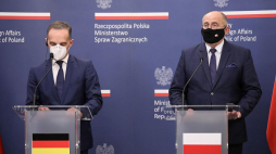 Sekretarz stanu w Ministerstwie Kultury, Dziedzictwa Narodowego i Sportu Jarosław Sellin (P) i nagrodzony Zespół Śpiewaczo-Obrzędowy „Blinowianki” z Blinowa podczas uroczystej gali wręczenia Nagród im. Oskara Kolberga. Fot. PAP/P. Nowak
