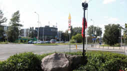 Głaz upamiętniający Redutę Bródnowską na ul. Bartniczej róg Wysockiego w Warszawie. Fot. PAP/T. Gzell