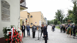 Wiceminister kultury, dziedzictwa narodowego i sportu Jarosław Sellin (C) składa wieniec przed tablicą upamiętniająca ofiary pogromu kieleckiego przy ul. Planty 7. Kielce, 04.07.2021. Fot. PAP/A. Kumorowicz