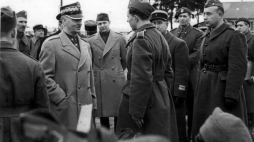 Gen. Władysław Sikorski wśród żołnierzy polskiej armii we Francji. 1940 r. Źródło: Wikimedia Commons