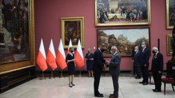 Prezydent RP Andrzej Duda (C-L) i historyk sztuki Marcin Fabiański (C-P) podczas ceremonii wręczenia odznaczeń państwowych osobom związanym z działalnością SKOZK. Fot. PAP/Ł. Gągulski