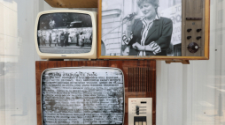Wystawa "Stocznia ludzi! Stocznia 1980 - historia zwykłych ludzi, którzy zmienili Polskę, Europę i świat" w witrynie Narodowego Instytutu Dziedzictwa w Warszawie. Fot. PAP/P. Supernak