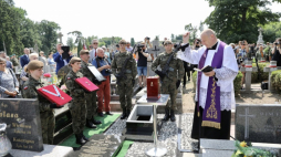 Uroczystości pogrzebowe Tomasza Wójcika „Tarzana”  na cmentarzu w Ćmielowie. Fot. PAP/A. Kumorowicz