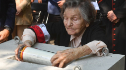 Uczestniczka Powstania Warszawskiego, przewodnicząca Społecznego Komitetu ds. Cmentarza Powstańców Warszawy Wanda Traczyk-Stawska podczas uroczystości wmurowania kamienia węgielnego pod Izbę Pamięci w Parku Powstańców Warszawy przy Cmentarzu Powstańców na Woli. Fot. PAP/R. Pietruszka