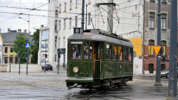 Przejazd po Łodzi zabytkowym tramwajem Sanok. Fot. PAP/G. Michałowski