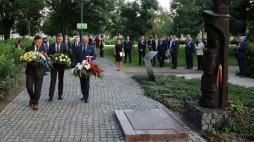Minister spraw zagranicznych RP Zbigniew Rau (3L), minister spraw zagranicznych Ukrainy Dmytro Kułeba (L) i minister spraw zagranicznych Litwy Gabrielius Landsbergis (2L) podczas uroczystości złożenia kwiatów pod pomnikiem upamiętniającym uczestników Powstania Styczniowego. Fot. PAP/W. Olkuśnik