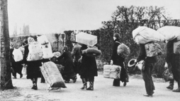 Grupa Niemców opuszczająca Śląsk, 1945 r. Źródło: Bundesarchiv