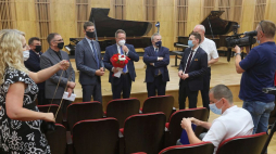 Wicepremier, minister kultury, dziedzictwa narodowego i sportu Piotr Gliński (5L), wiceminister edukacji i nauki Dariusz Piontkowski (3L), poseł PiS Jarosław Zieliński (4L) oraz rady powiatu zambrowskiego Stanisław Rykaczewski (2L) podczas wizyty w nowo wybudowanej sali koncertowej Państwowej Szkoły Muzycznej I stopnia w Zambrowie. Fot. PAP/A. Reszko