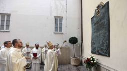 Metropolita częstochowski abp Wacław Depo (P) podczas poświęcenia tablicy upamiętniającej „Cud nad Wisłą” na Jasnej Górze. Fot. PAP/W. Deska