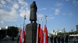 Wicemarszałek Sejmu Małgorzata Kidawa-Błońska (2P), wiceprzewodnicząca Klubu Parlamentarnego Koalicji Obywatelskiej Barbara Nowacka (2L), wiceprzewodniczący Klubu Parlamentarnego Koalicji Obywatelskiej Rafał Grupiński (P), poseł KO Czesław Mroczek (L) i europoseł Andrzej Halicki (C) podczas złożenia wieńca przed Pomnikiem Marszałka Józefa Piłsudskiego w Warszawie. 15.08.2021. Fot. PAP/M. Obara