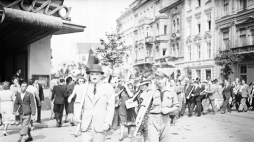 Mieszkańcy Krakowa w drodze do pracy przy kopaniu rowów przeciwlotniczych. 08.1939. Fot. NAC