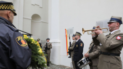 Uroczystość odsłonięcia tablicy na ścianie kościoła św. Jacka. Warszawa, 26.08.2021. Fot. PAP/P. Supernak