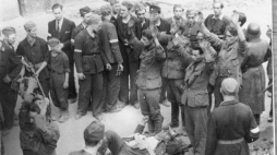 Zdobycie gmachu PAST-y. Warszawa, 20.08.1944. Fot. PAP/CAF