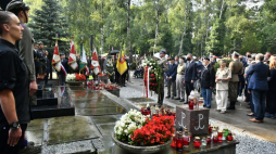 Prezydent RP Andrzej Duda (C-P) podczas uroczystości złożenia kwiatów przed Pomnikiem Gloria Victis na terenie kwater powstańczych na Cmentarzu Wojskowym na Powązkach w Warszawie. Warszawa, 01.08.2021. Fot. PAP/A. Lange