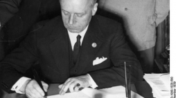 Komisarz spraw zagranicznych ZSRS Wiaczesław Mołotow (L), minister spraw zagranicznych III Rzeszy Joachim von Ribbentrop (C) oraz Józef Stalin (P). Źródło: www.commons.wikimedia.org